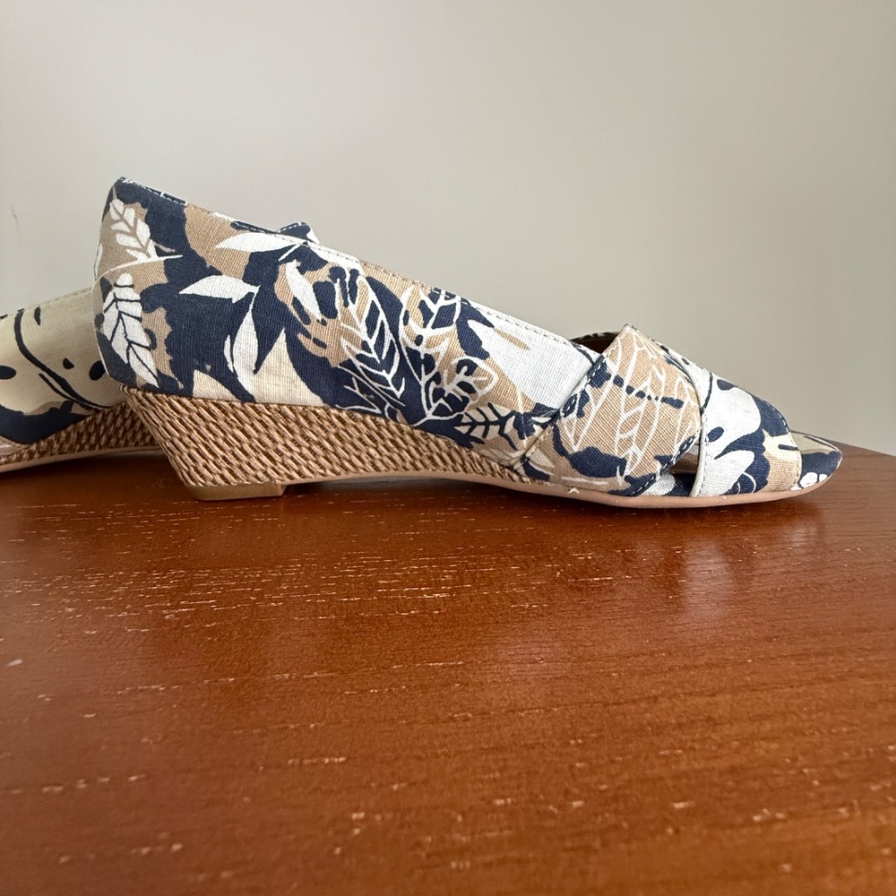 Aerosoles Shipmate Heelrest Wedge Shoes Blue Tan Leaf Print Size 8.5 - Picture 4 of 13